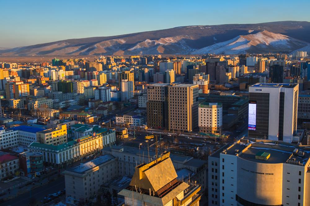 Столица улан батор страна. Монголия Улан Батор. Улан Батор горы. Улан Батор климат. Улан Батор Сити.