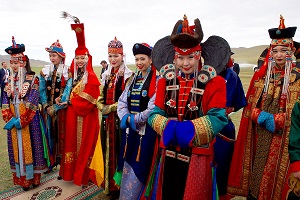 Men_and_Women_in_Traditional_Mongolian_Dress_thumb
