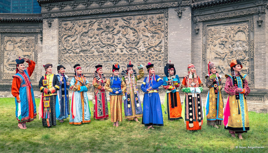 https://www.discovermongolia.mn/uploads/gallery_traditional_clothes.jpg
