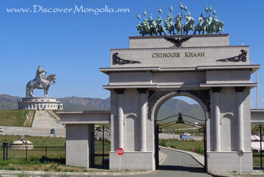 thu-around-ub-Genghis-khan-statue